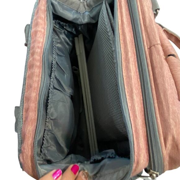 MULTI Compartment diaper bag with changing pad, USB & foldable crib - Picture 6 of 15